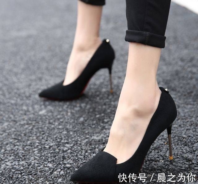 一字扣 尖头高跟鞋穿出女神范,白皙美腿男朋友眼中只有你