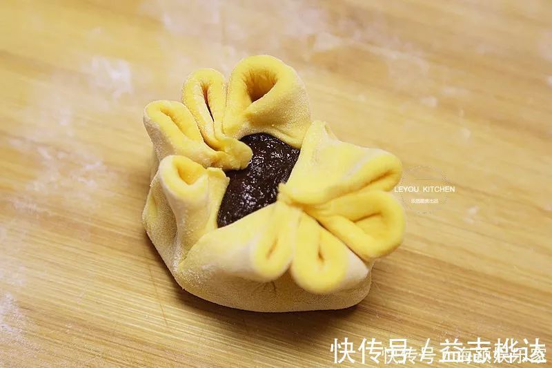 豆沙馅|多捏几下，豆沙包和花一样漂亮，过年端上桌，全家抢着拍照