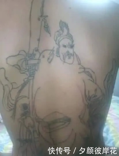 小火龙|这是什么“沙雕”纹身?不说了,我要给纹身师“上坟”了