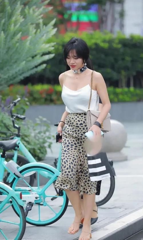 纯白色|纯白色冰丝吊带,经典豹纹长裙,脖子上的“项圈”,霸气小姐姐!