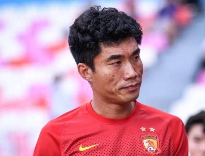 廣州隊(duì)|平起平坐？李霄鵬完全把鄭智當(dāng)主帥看待，和他一起交流球員情況