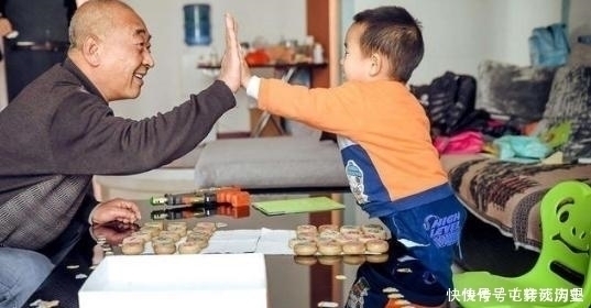 孙子|爷爷带孙子打点滴,护士查房时看到的画面,被网友调侃太难了