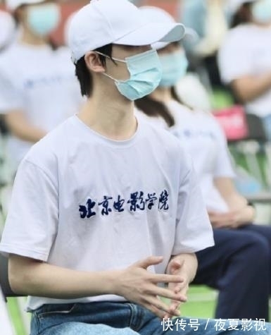 《快本》開啟連續(xù)3天錄制，快樂家族五人回歸，他卻不再參與錄制