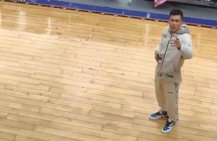 郭艾伦|郭艾伦迎喜事?赛场与女艺人聊天停不下来,球迷:你俩原地结婚吧