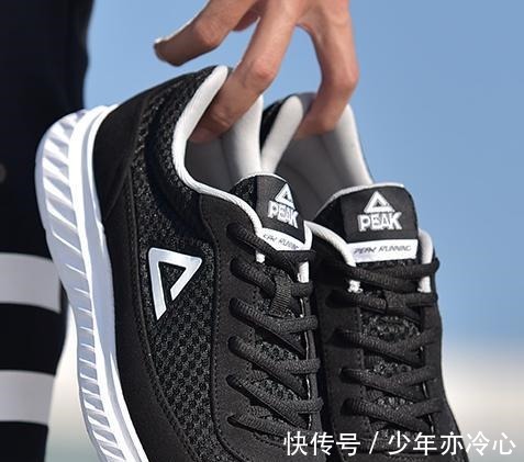 跑步鞋|在中国烂大街的“跑鞋之王”,在美国却形成了潮流,网友中国真有钱!
