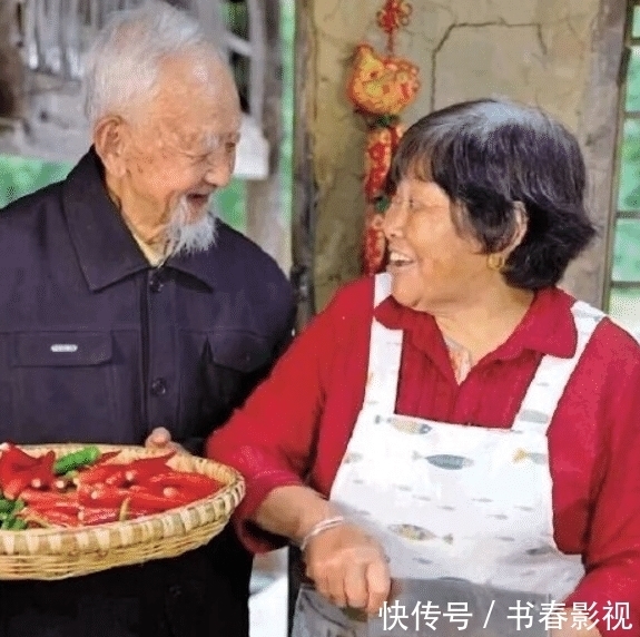 四川老夫妇靠做川菜收获400万粉丝,爷爷:她靠一碗凉面“骗”住我