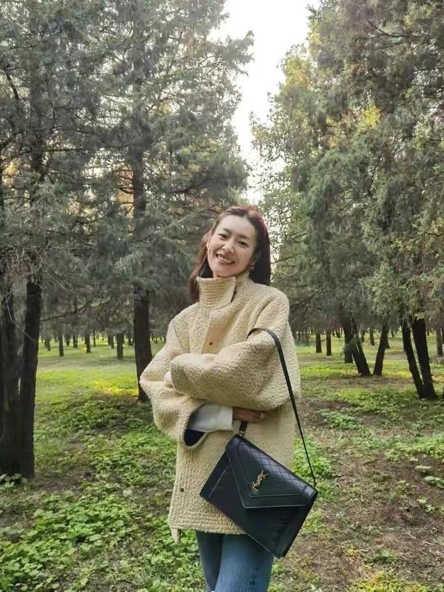 大衣|秋冬不要老选择大衣,试试率性的羔羊绒外套,超模刘雯也在穿