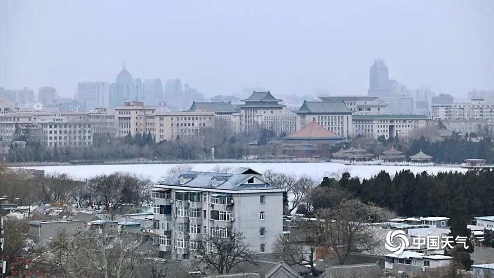 北京下雪了！故宫红墙白雪琉璃瓦美如画