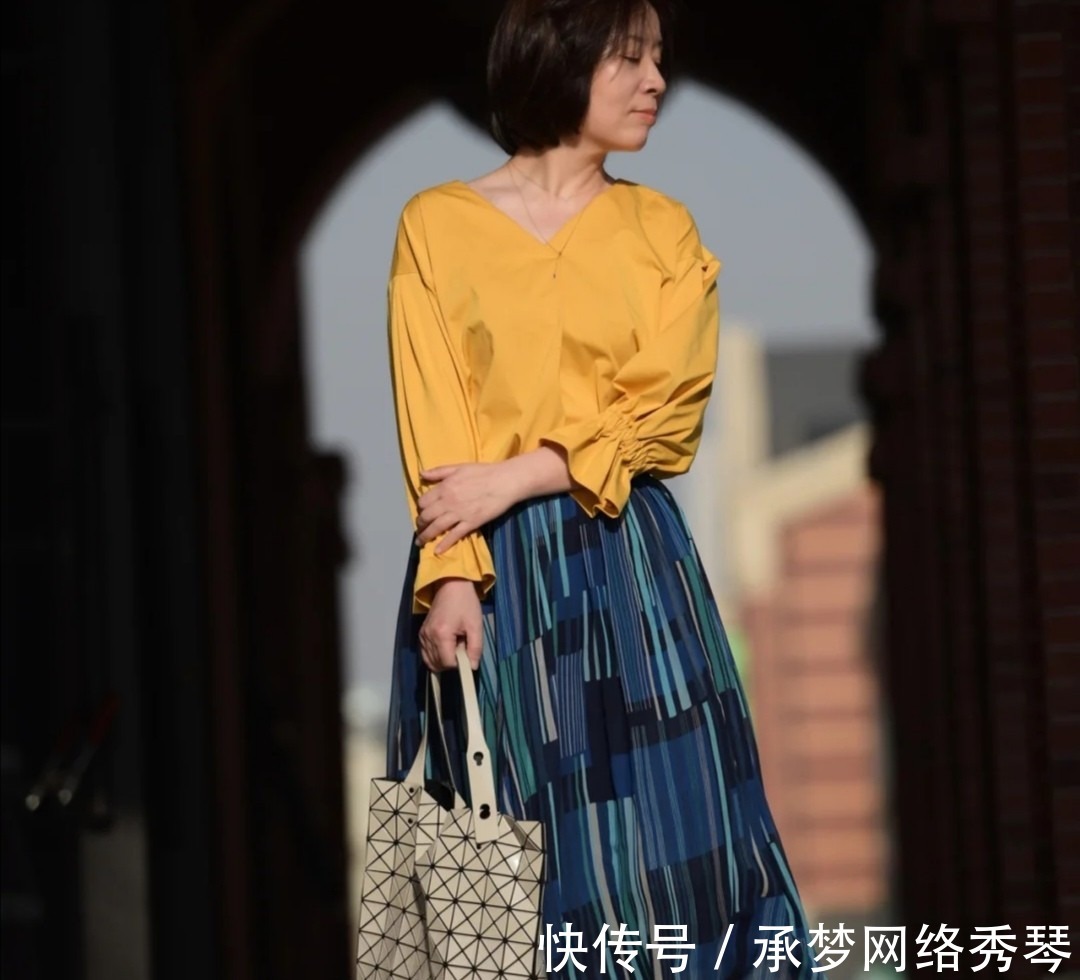 卡其色 五十多岁的女人,要学会这三种搭配技巧,即使没有高颜值也很出彩