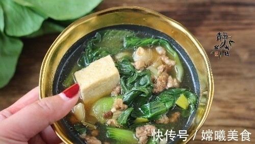 中午用2两肉炖了1锅菜，汤鲜菜香，无肉不欢的老公也抢着吃