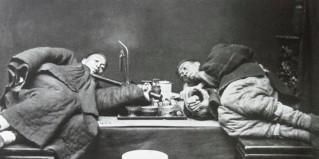 女子|13张老照片再现吸食鸦片的清朝百姓男子骨瘦如柴,女子媚态毕露