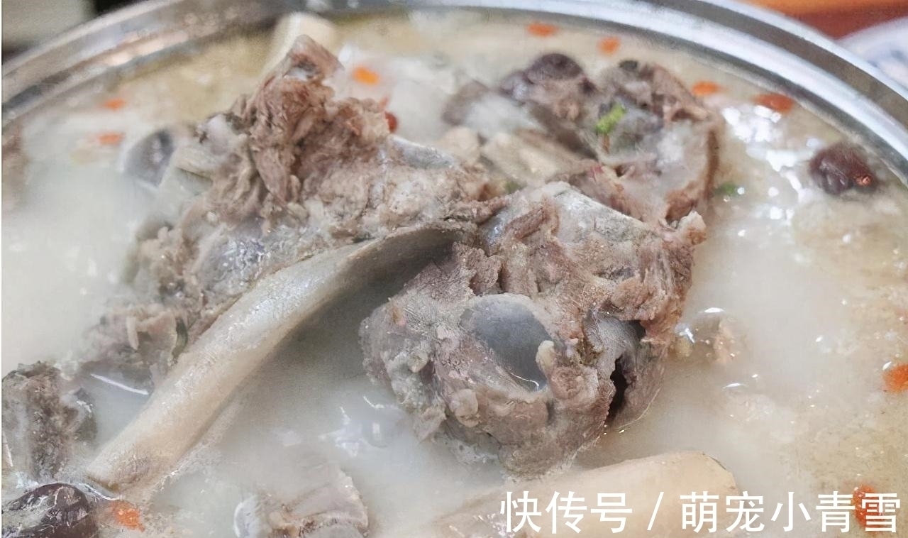 小鬼头：小蛙用铃儿草啦，大嘴：这是在向我示爱吗！