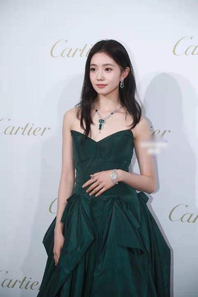 刘浩存|谋女郎刘浩存亮相活动,墨绿长裙穿出寡淡感,清淡妆容太没记忆点