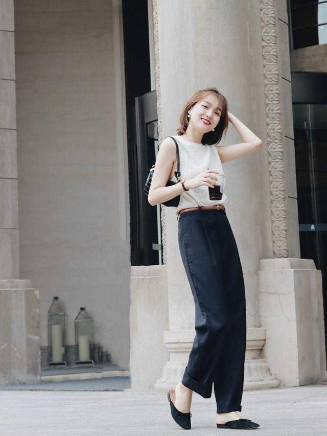 阔腿裤|中年女人怎么穿才洋气?大地色西服搭配白色阔腿裤,高级干练