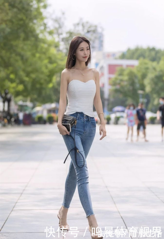 轻松|想要紧身牛仔穿得有魅力，就要搭配高跟鞋，轻松“胜人一筹”！
