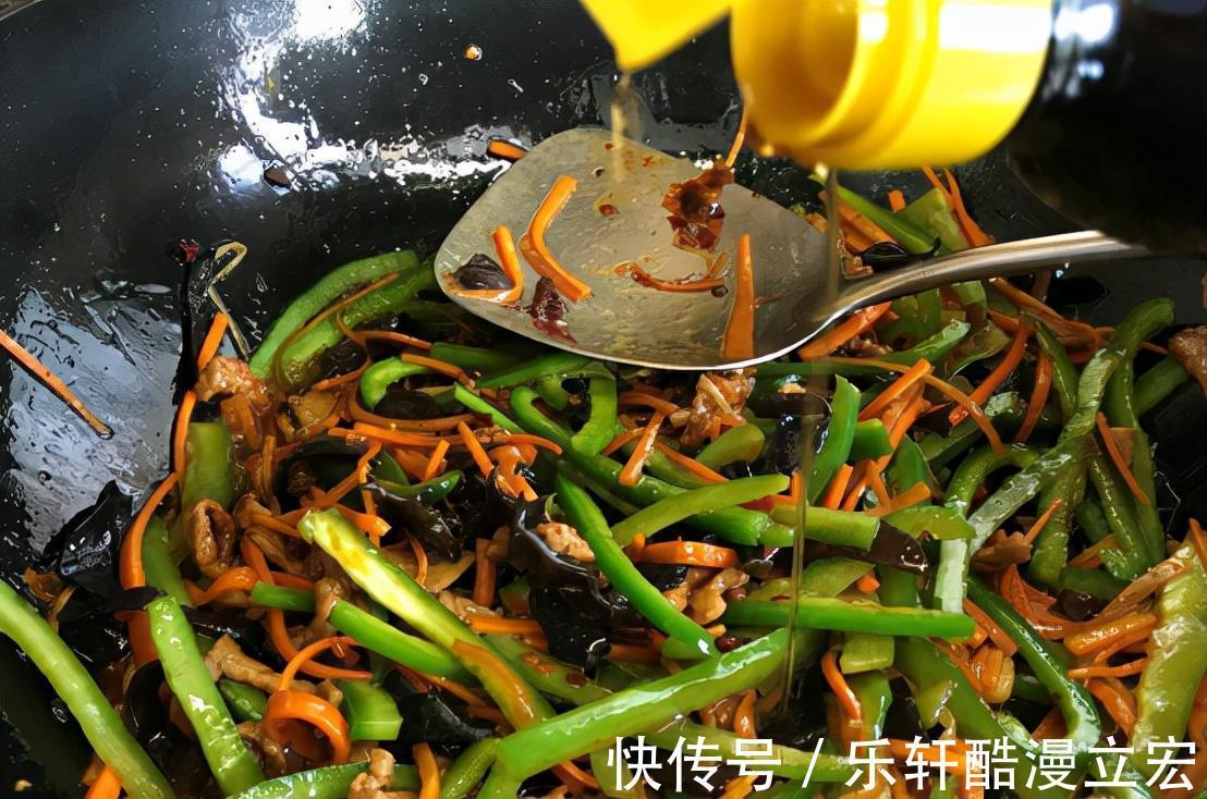 一道荤素结合的下饭菜,酸辣解馋,全家都喜欢吃