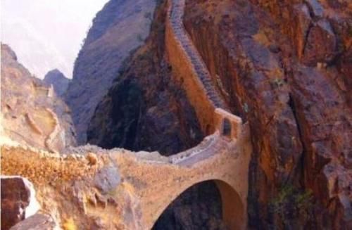 全球“最危险”的石桥，悬空在2600米的悬崖间，你敢走这座桥吗？