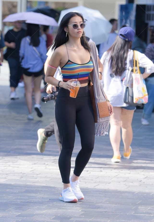 彩虹吊带上衣搭瑜伽裤走运动风,复杂的颜色搭配简洁的设计更时尚