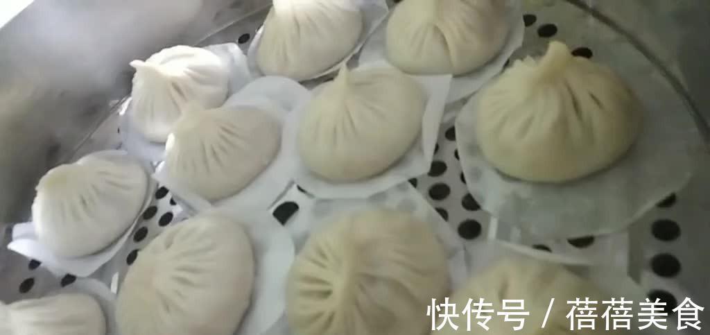 面点师傅教你做灌汤包,软嫩鲜香灌汤流油,提似灯笼放下似菊花!