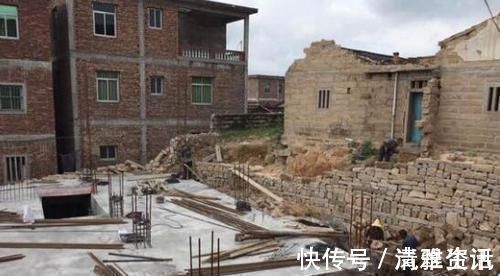 怨声|借地下室之名抬高地基2米,砸60万建两层别墅,邻居们看后怨声载道