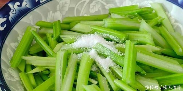 芹菜|炒芹菜有人焯水,有人直接炒,都不对,多加一步,脆爽好吃不塞牙