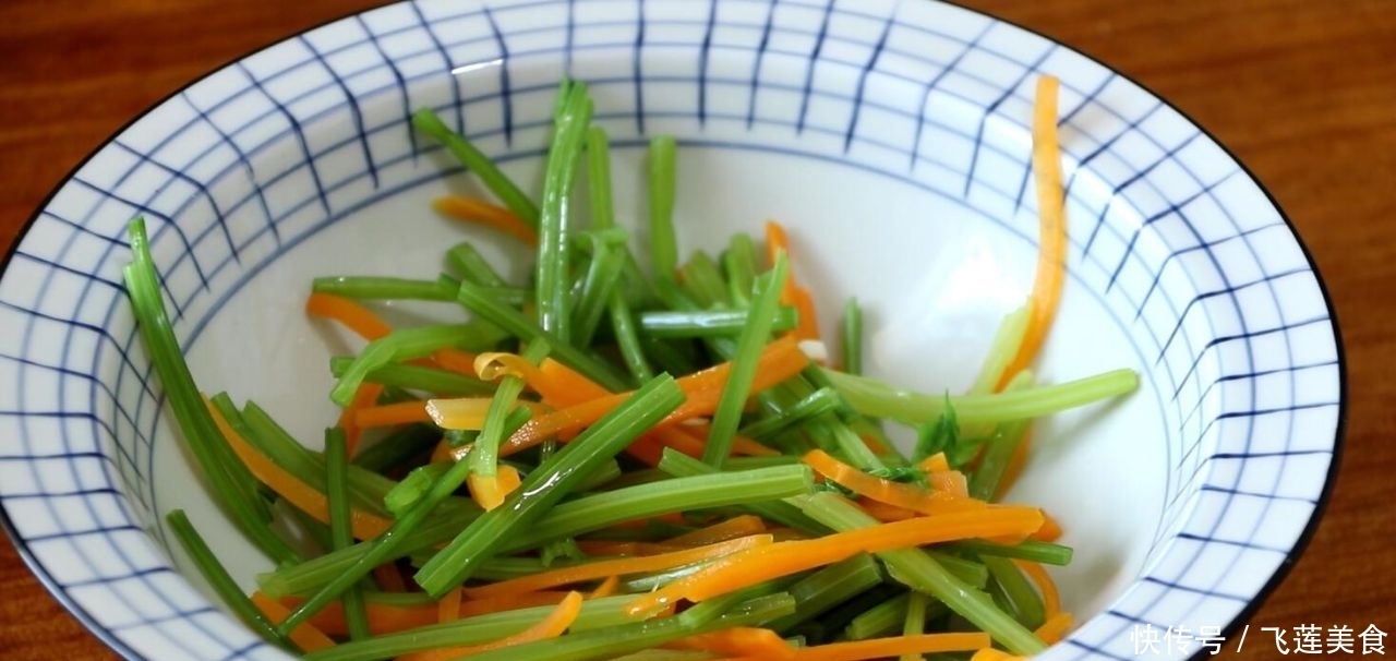 凉拌鸡胗别直接焯水，先卤后拌更入味，脆嫩爽口，下饭又下酒