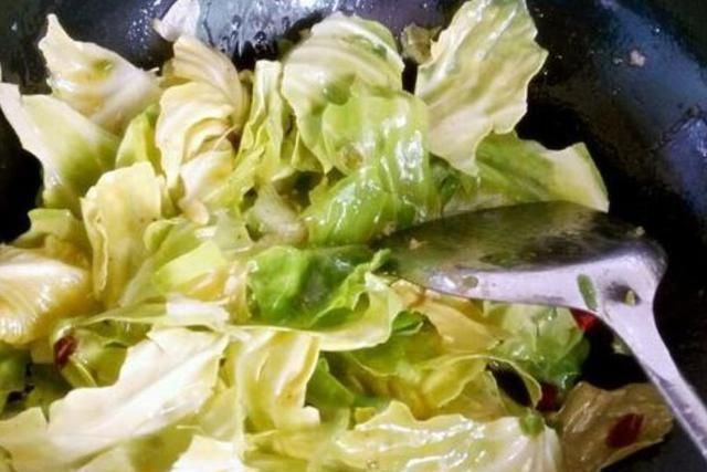 包菜不能直接放油炒，教你正确做法，包菜脆嫩入味，营养不流失