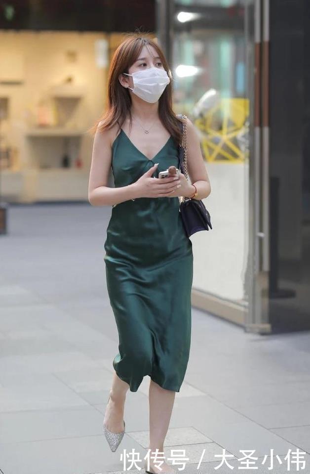 亮点|美女街拍:看完才知道30岁以后的才叫女人,这么穿亮点多,满满的青春风范