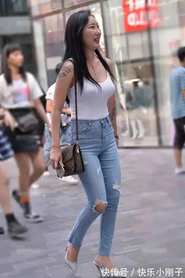 穿搭 简洁的搭配如何穿得优雅?吊带背心搭配破洞牛仔裤,展现时尚气质