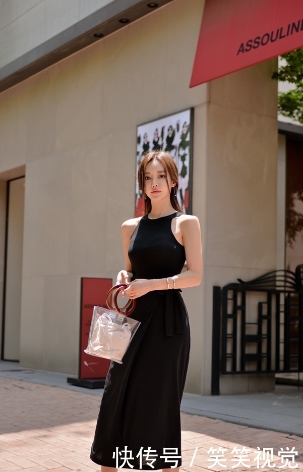 凹凸有致|美女小姐姐搭配黑色连衣裙，秀出婀娜多姿好身材，突显时尚妩媚