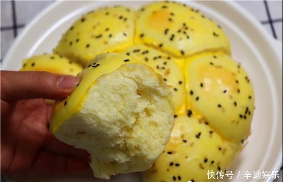 面粉里加入两个苹果,想不到这么好吃,松软香甜,出锅瞬间抢吃光