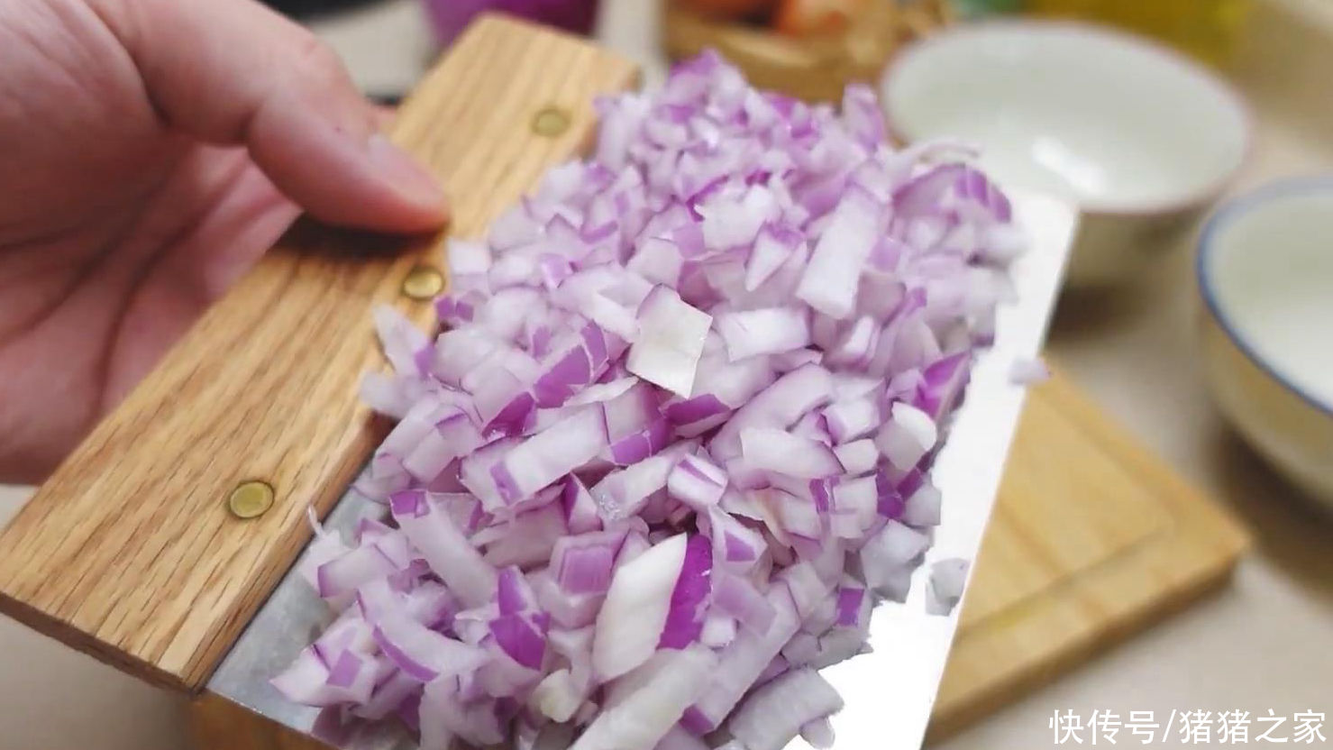 火腿肠|东北特色美食在家也能做，自制烤冷面，美味和趣味同时拥有