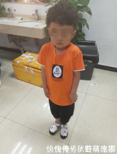 父母|因为贫穷俩家长“自制书包”,一个让孩子自信,一个却让孩子自卑