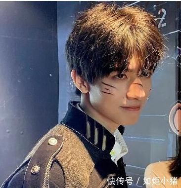 家境|翻版“杨超越”的他，家境贫寒却用苹果手机，当保安时早已签约