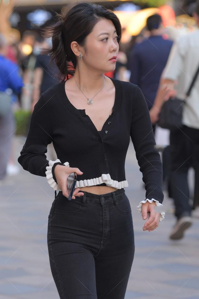 衬衫搭配|美女街拍：花边短款针织衬衫搭配高腰黑色牛仔裤，精致迷人，气质出众