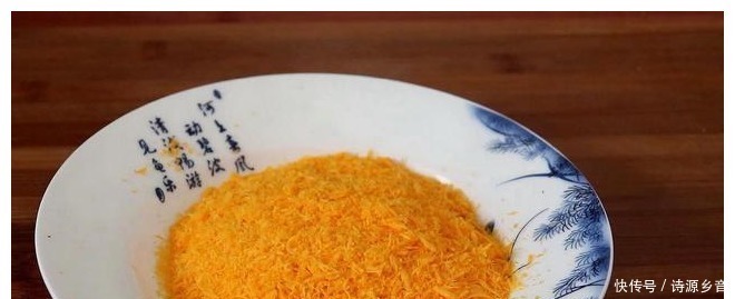 香蕉不要直接吃了，淋入2个鸡蛋，过年待客有面子，真香！