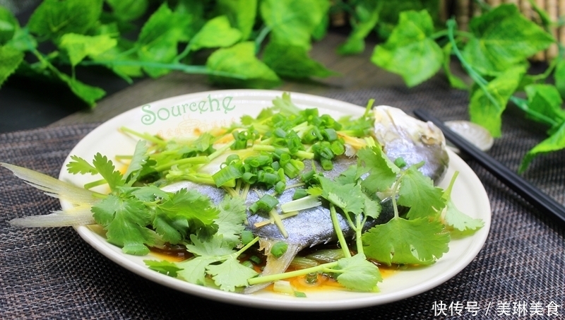 蒸鱼|蒸鱼时多加一步,腥味全无,鱼肉软嫩,汤清味醇,太鲜香了!
