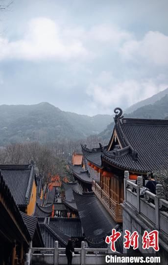 杭州：春节假期 西湖西溪景区游人如织