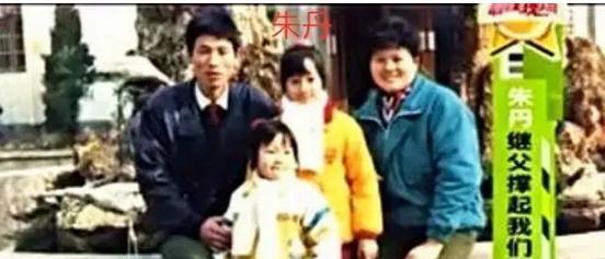 從主持一姐到卑微丹,朱丹的原生家庭對她影響有多大