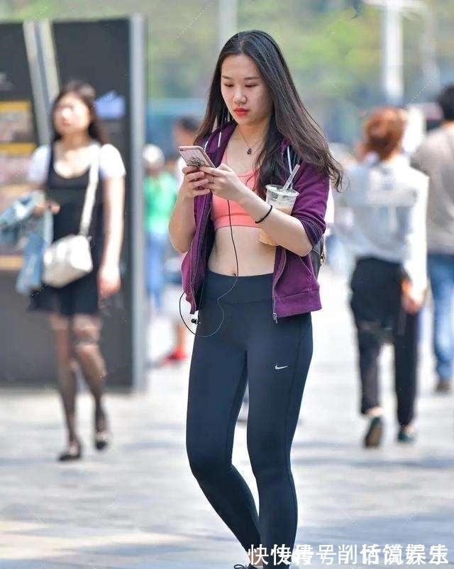 黑色 枣红色衬衣搭配黑色打底裤,色调偏低调,产生靓丽的效果!