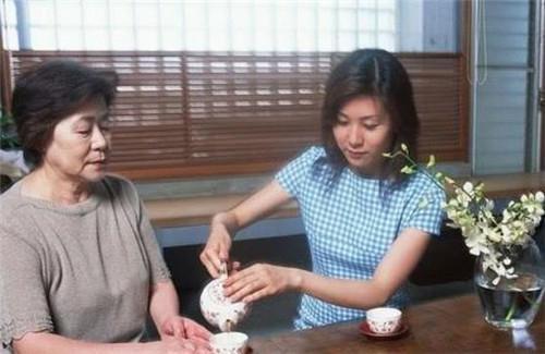剪刀|4年前,因吃奶太用力,被亲生母亲用剪刀划伤脸的男婴,如今怎样
