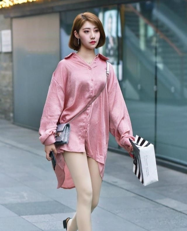 黑色|路人街拍,美女穿着一件黑色的刺绣印花大衣,休闲感十足