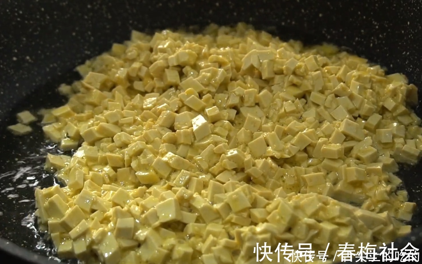 白菜这样吃真过瘾,不发面不烫面,一折一卷就搞定,比包子还好吃