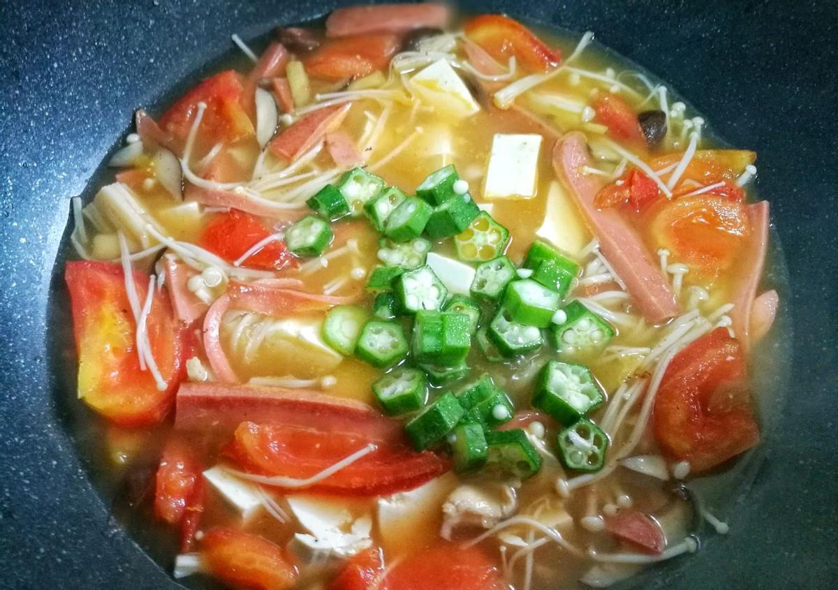 秋葵|自制美味番茄菇菌豆腐汤，食材丰富，营养更丰富