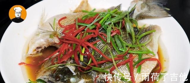 清蒸鲈鱼时，切记不要放盐和料酒，教你正确做法，鱼肉鲜嫩无腥味！