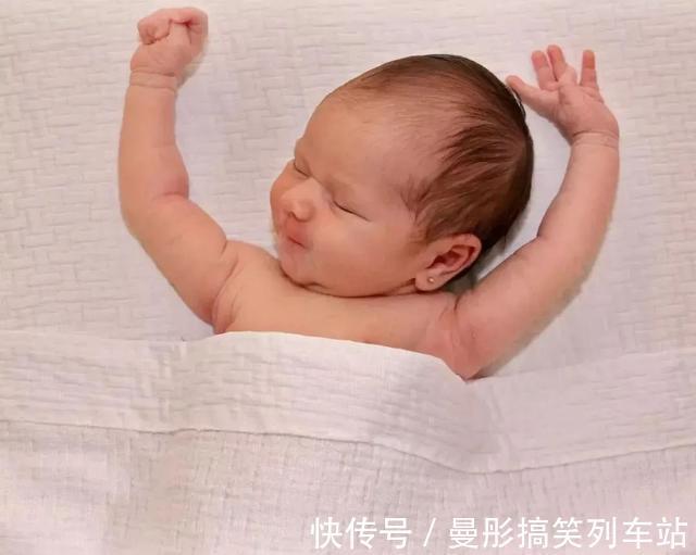 投降式|新生儿为什么偏爱“投降式睡姿”，需要纠正吗？很多家长做错了