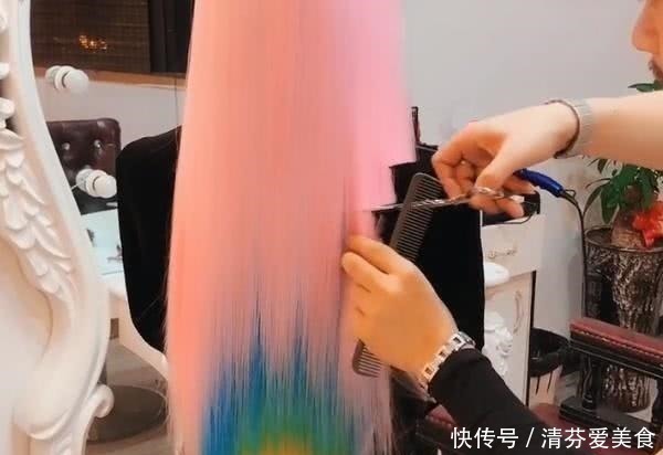 公主|女孩换了款“彩虹发”后,居然神似童话里的公主,网友:太抽象了