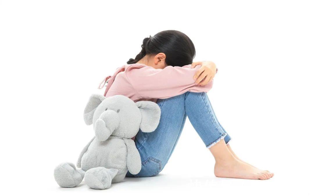 自信|为啥你家孩子不自信？心理学：潜意识里形成的自卑一生都无法磨灭