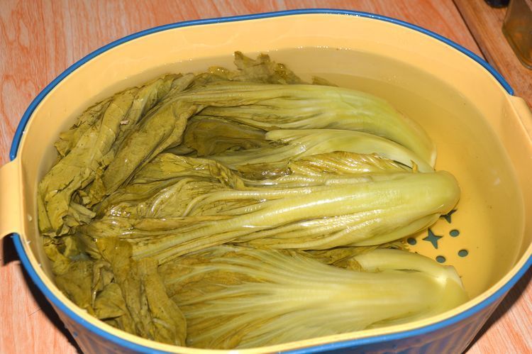 腌酸菜放盐是大错，教你一个简单做法，今天做明天吃，又酸又脆