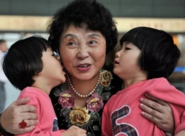 试管婴儿|60岁高龄产妇冒死产下双胞胎,如今生活凄惨、家徒四壁,值得吗